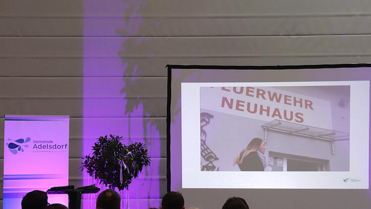 Die Gäste verfolgen begeistert den Film über die Menschen, die gerne in Adelsdorf leben.