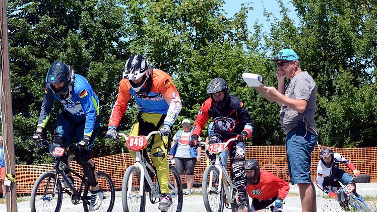 Helfer behalten bei der Masse an BMX-Fahrern den Überblick.