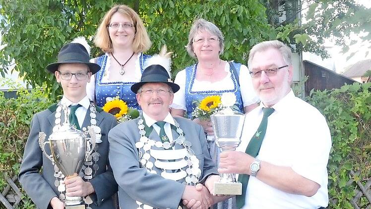 Aus den Händen von Stifter Emil Müller (vorne Mitte) nimmt Georg Backer (rechts) den Königspokal entgegen. Vorne links Jugend-Pokalsieger Lukas Beetz, hinten die Lieseln Claudia Beetz und Elisabeth Müller