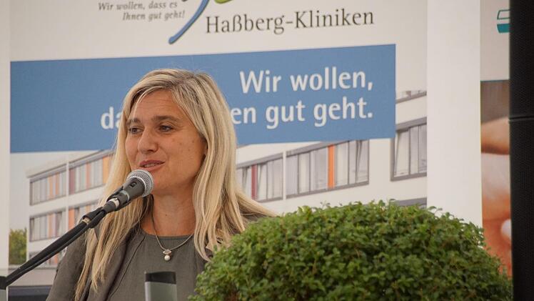 Gesundheitsministerin Melanie Huml sicherte beim Festakt in Haßfurt zu, dass die Staatsregierung großes Interesse am Erhalt kleiner Krankenhäuser im ländlichen Raum habe.S. Weinbeer
