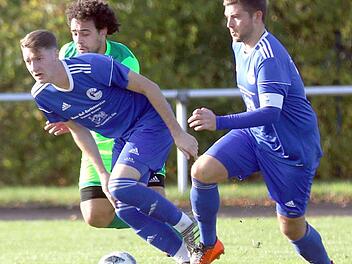 Der Kapit&auml;n geht voran: Patrick Winterstein (re.) treibt den Ball - vorbei an Coburgs Tevin McCullough (gr&uuml;nes Trikot) - Richtung gegnerisches Tor. Die Angriffsbem&uuml;hungen waren erfolgreich, denn nach 90 spannenden Minuten besiegten die Gruber die Landesliga-Reserve trotz eines 0:2-R&uuml;ckstandes mit 4:3. Foto: Timo Geldner