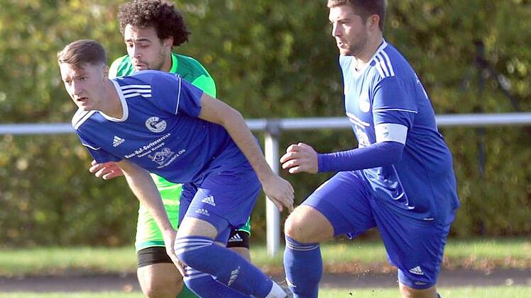 Der Kapit&auml;n geht voran: Patrick Winterstein (re.) treibt den Ball - vorbei an Coburgs Tevin McCullough (gr&uuml;nes Trikot) - Richtung gegnerisches Tor. Die Angriffsbem&uuml;hungen waren erfolgreich, denn nach 90 spannenden Minuten besiegten die Gruber die Landesliga-Reserve trotz eines 0:2-R&uuml;ckstandes mit 4:3. Foto: Timo Geldner