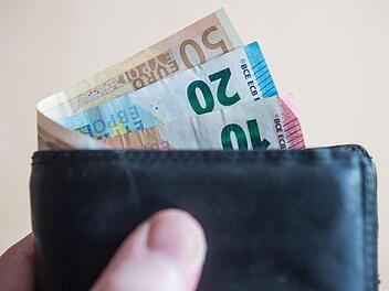 Kassenbonpflicht, Mindestlohn und mehr Kindergeld: 2020 wird einige Auswirkungen auf den Geldbeutel haben. Symbolfoto: Lino Mirgeler/dpa