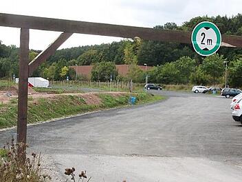 Im Hochschul-Parkplatz an der Sonneberger Straße sieht die WPC Kapazitäten für einen Park&Ride-Parkplatz. Mit einer Parkpalette könnten hier zusätzliche Stellplätze für die Nutzer des Ringbusses geschaffen werden. Foto: CT-Archiv/Simone Bastian