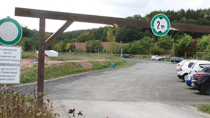 Im Hochschul-Parkplatz an der Sonneberger Straße sieht die WPC Kapazitäten für einen Park&Ride-Parkplatz. Mit einer Parkpalette könnten hier zusätzliche Stellplätze für die Nutzer des Ringbusses geschaffen werden. Foto: CT-Archiv/Simone Bastian