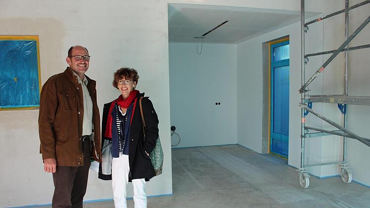 Der Neubau für die Krippenkinder ist schon seit Ende 2019 bezogen. Dieter Muth und Claudia Straub zeigen die Bauarbeiten im Herbst 2019.