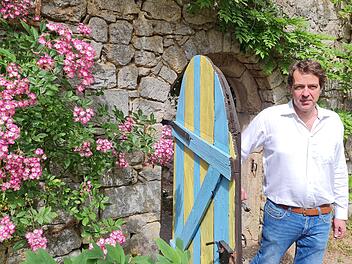 Karl Ludwig Freiherr zu Guttenberg auf  dem Weg in den Rosengarten. Den pflegt seine Mutter Ines - und der soll weiterhin privat bleiben. Foto: Susanne Will