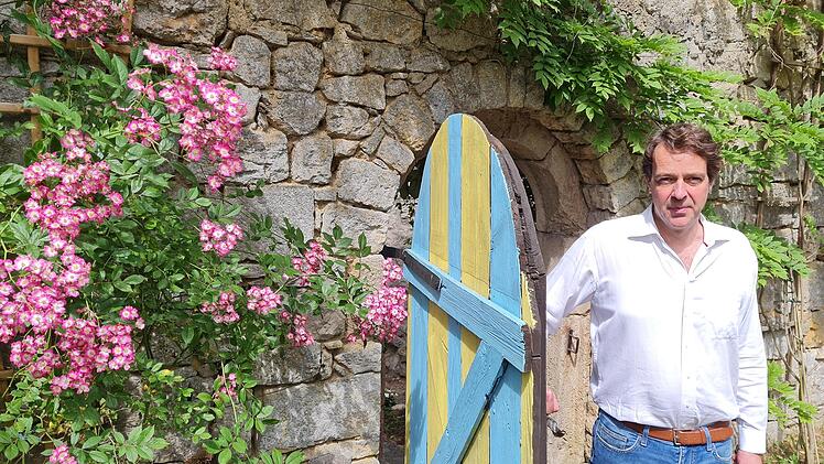 Karl Ludwig Freiherr zu Guttenberg auf  dem Weg in den Rosengarten. Den pflegt seine Mutter Ines - und der soll weiterhin privat bleiben. Foto: Susanne Will