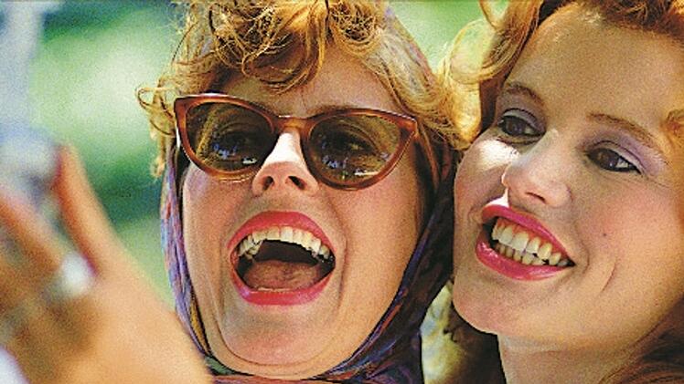 Die rabenschwarze Actionkom&ouml;die "Thelma & Louise" (1991) mit Susan Sarandon (links) und Geena Davis in den Hauptrollen entstaubte das Road-Movie-Genre kr&auml;ftig.