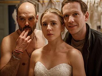Die achtteilige Kom&ouml;dienserie "Endlich erwachsen" bei ARTE erz&auml;hlt aus dem Leben der 30-j&auml;hrigen Anw&auml;ltin Mathilda (Carla Sehn). Eigentlich soll die Stockholmerin ihren netten, verl&auml;sslichen Freund Johannes (Simon Reithner, rechts) heiraten. Dann begegnet ihr der unkonventionelle Psychologe Nathan (David Dencik). Welches Leben will Mathilda leben?