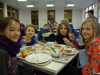 Ella, Luisa, Nicole, Selina beim Mittagessen im Gymnasium. Foto: Elisabeth Assmann