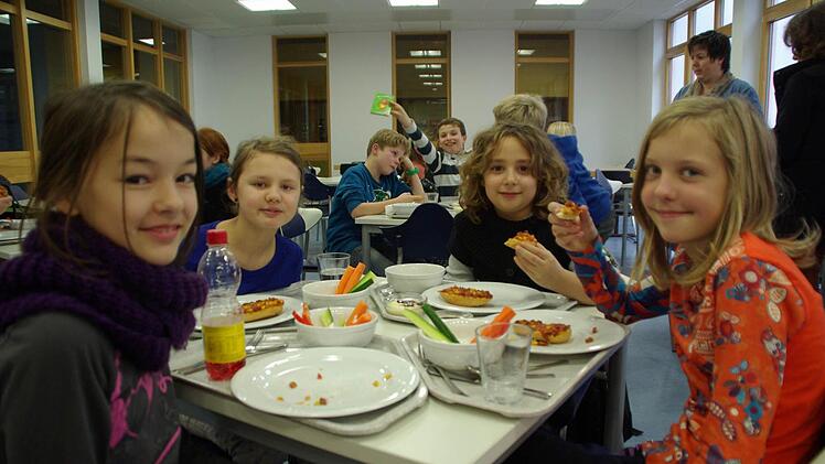 Ella, Luisa, Nicole, Selina beim Mittagessen im Gymnasium. Foto: Elisabeth Assmann