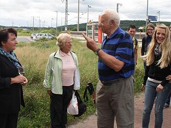"Da habt ihr uns aber schön überrascht", sagt Willy Gerngroß und dankt Weinparadiesgeschäftsführerin Annerose Pehl-Dürr. Fotos: Gerhard Bauer