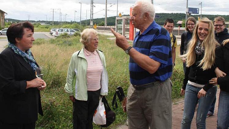 "Da habt ihr uns aber schön überrascht", sagt Willy Gerngroß und dankt Weinparadiesgeschäftsführerin Annerose Pehl-Dürr. Fotos: Gerhard Bauer