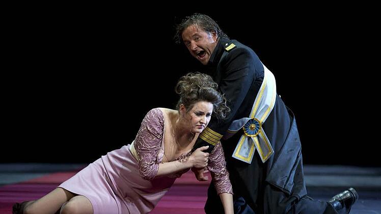 Ekaterina Godovanets (Desdemona) und Vincent Wolfsteiner (Otello)