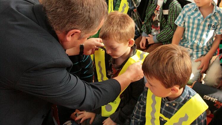 Übergabe der Sicherheitsdreiecke zum Schulanfang 2014 in Münnerstadt. Fotos: Paul Ziegler/Heike Beudert
