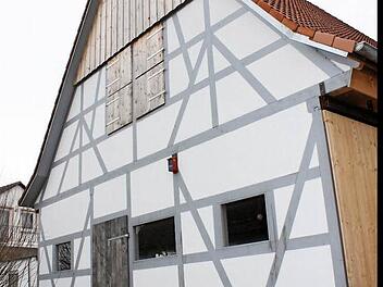 Die neue Fassade der alten Scheune macht das Gebäude zu einem Schmuckstück. Die Plattform für eine Storchennest wurde nachträglich angebracht. Fotos: Nicole Lederer