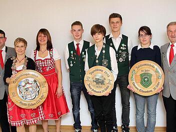 Die erfolgreichen Schützen (von links) Markus Bauer, Schützenkönigin Kerstin Sellner, Martina Krug, Dominik Saal, Jonas Helmerich, Jan Röder und Susanne Schaumburg mit Schützenmeister Karl Bauer. Foto: Dieter Britz