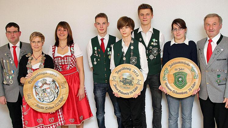 Die erfolgreichen Schützen (von links) Markus Bauer, Schützenkönigin Kerstin Sellner, Martina Krug, Dominik Saal, Jonas Helmerich, Jan Röder und Susanne Schaumburg mit Schützenmeister Karl Bauer. Foto: Dieter Britz
