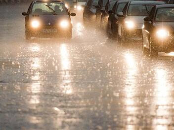 Aufgrund des Starkregens kann es zu Hochwasser kommen. Foto: dpa