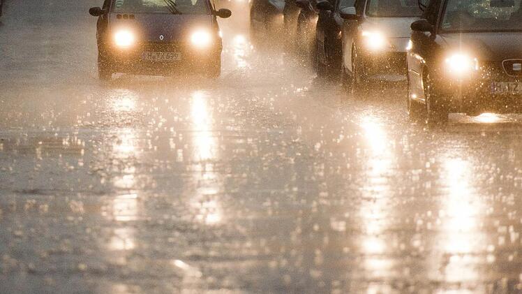 Aufgrund des Starkregens kann es zu Hochwasser kommen. Foto: dpa