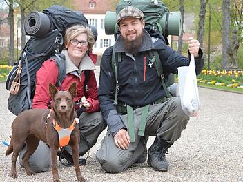 Cecilia Engström und Christian Meller mit Vattie im Bad Bockleter Kurpark. Den Müll sammelten sie außerhalb der Kuranlagen. Foto: I.solde Krapf
