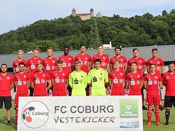 Die Neuzug&auml;nge der Vestekicker (oben von links): Luis Heinze (eigene U19), Dennis Kolb (eigene U19), Lars Teuchert (eigene U19), Sounkar Zisse (1.FC Oberwohlsbach), Sertan Sener (SV Bosporus Coburg), Lukas Schuster (VfL Frohnlach), Daniel Alles (VfL Frohnlach), Jannik Schmidt (VfL Frohnlach), Lukas Carl (eigene U19). Unten: Erik Vetter (Co-Trainer & Trainer U23 / neu von DJK/TSV R&ouml;dental), G&ouml;khan Sener (SV Bosporus), Nils Schoder (eigene U19), Henrik Guhling (eigene U19), Luis Krempel (eigene...