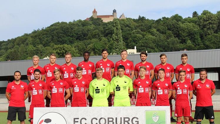 Die Neuzug&auml;nge der Vestekicker (oben von links): Luis Heinze (eigene U19), Dennis Kolb (eigene U19), Lars Teuchert (eigene U19), Sounkar Zisse (1.FC Oberwohlsbach), Sertan Sener (SV Bosporus Coburg), Lukas Schuster (VfL Frohnlach), Daniel Alles (VfL Frohnlach), Jannik Schmidt (VfL Frohnlach), Lukas Carl (eigene U19). Unten: Erik Vetter (Co-Trainer & Trainer U23 / neu von DJK/TSV R&ouml;dental), G&ouml;khan Sener (SV Bosporus), Nils Schoder (eigene U19), Henrik Guhling (eigene U19), Luis Krempel (eigene...