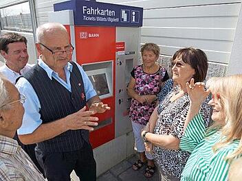 Klaus Amann erklärt den Fahrkartenautomat.  Foto: Johannes Michel