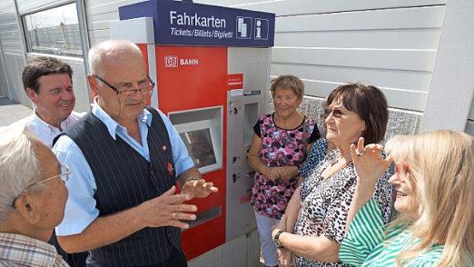 Klaus Amann erklärt den Fahrkartenautomat.  Foto: Johannes Michel