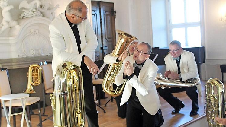 Tubist Ulli Haas wagt den Kniefall vor Hartmut Müller. Das Ensemble war so musikalisch wie humorig. Foto: Markus Häggber