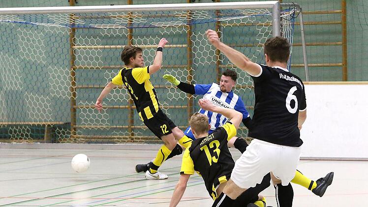Gleich drei Ködnitzer (von links Fabian Blumenstock, Niklas Riediger und Daniel Mücke) wollen den Schuss von Lukas Beszczynski abblocken - vergeblich. Der VfR gewann das Duell mit 4:0. Foto: Monika Limmer