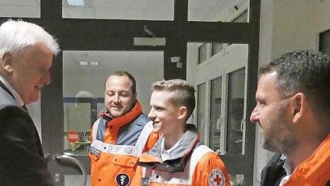 Die Wichtigkeit des Ehrenamtes unterstrich Seehofer mit der persönlichen Begrüßung der BRK-Sanitäter, die die Veranstaltung absicherten.