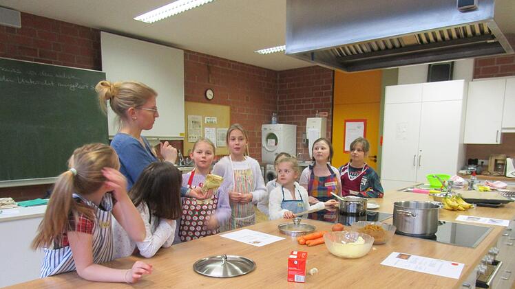Das war noch vor der Coronakrise: Zehn Mädchen informieren sich bei einem  Kochkurs über gesunde Ernährung.  Elisabeth Kinalele