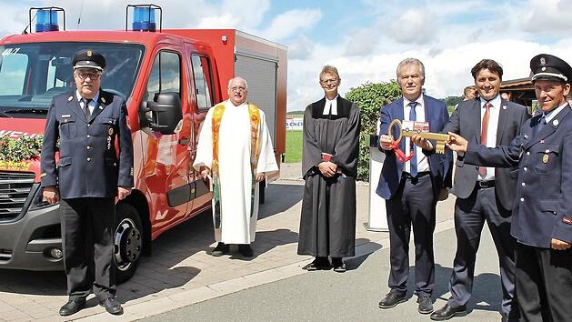 Kommandant Klaus Neudecker bei der symbolischen Schl&uuml;ssel&uuml;bergabe durch B&uuml;rgermeister Gerd Dallner und Altb&uuml;rgermeister Hans Beck (von rechts) im Beisein von Kreisbrandrat Bernhard Ziegmann (links).&nbsp; Die Pfarrer Josef Renner und Andreas Steinbauer (von links) haben das Fahrzeug unter den Segen Gottes gestellt.