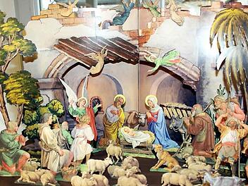Die Figuren dieser farbenprächtigen großen Weihnachtskrippe stammen aus Böhmen, die Grotte und die Baumgruppen kommen aus dem Tiroler Land.