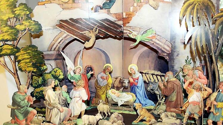 Die Figuren dieser farbenprächtigen großen Weihnachtskrippe stammen aus Böhmen, die Grotte und die Baumgruppen kommen aus dem Tiroler Land.
