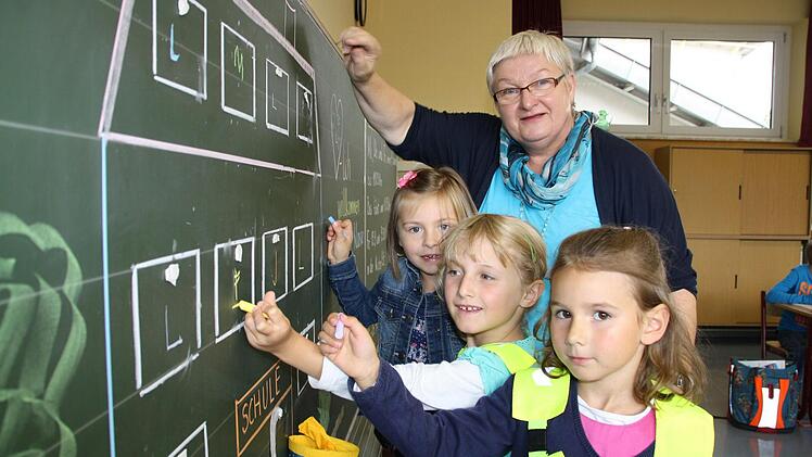 Lehrerin Lieselotte Zillmann, Klassleiterin der 1/2 b an der Grundschule Steinach hat gleich am ersten Schultag mit (von links) Lisa, Franziska und Lena an der Tafel geübt.