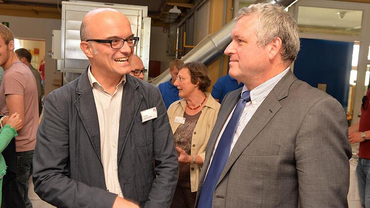 Lehrer Stefan Andritschke und Bürgermeister Hennemann
