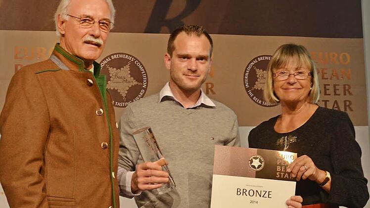 Junior-Chef und Brauereimeister Andreas Geyer mit seinem Bier-Oscar   Foto: Nikolas Pelke