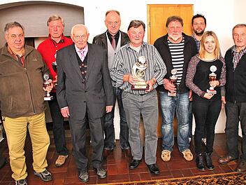 Stadtmeister der Taubenzüchter wurden Walter Geheeb, Hubert May, Theo Tüchert, Georg Mahlmeister, Bernd Tüchert, Alina Behr und Karl Bauer. Außerdem auf dem Bild der Vorsitzende des Taubenzüchtervereins Reichenbach und Ehrenpräsident Anton Mahlmeister (3. von links) und rechts daneben Bürgermeister Helmut Blank.  Foto: Dieter Britz