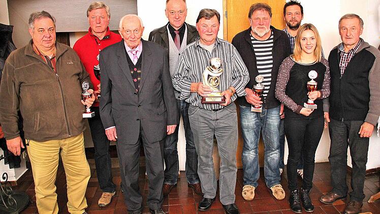 Stadtmeister der Taubenzüchter wurden Walter Geheeb, Hubert May, Theo Tüchert, Georg Mahlmeister, Bernd Tüchert, Alina Behr und Karl Bauer. Außerdem auf dem Bild der Vorsitzende des Taubenzüchtervereins Reichenbach und Ehrenpräsident Anton Mahlmeister (3. von links) und rechts daneben Bürgermeister Helmut Blank.  Foto: Dieter Britz