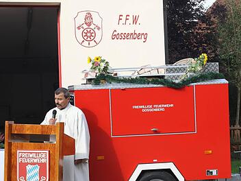 Feuerwehrseelsorger Michael Reubel gab dem neuen Anhänger und der Mannschaft den göttlichen Segen. Foto: Michael Stelzner