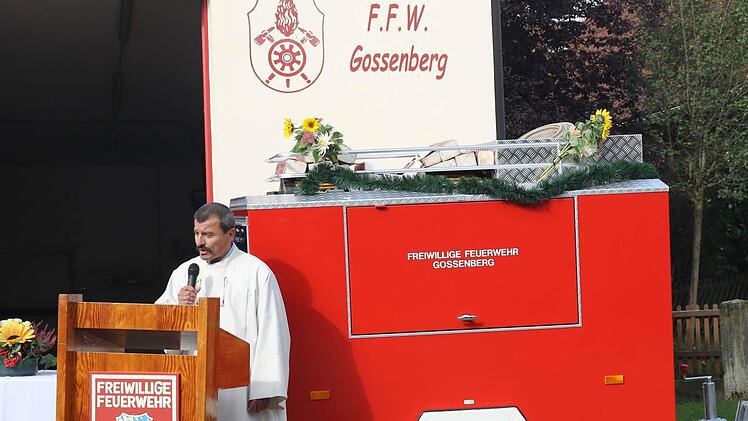 Feuerwehrseelsorger Michael Reubel gab dem neuen Anhänger und der Mannschaft den göttlichen Segen. Foto: Michael Stelzner