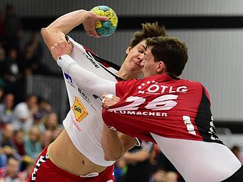 Ein Ziehen und Zerren: Trotz zwischenzeitlich deutlicher Führung musste Konstantin Singwald mit dem HSC Bad Neustadt (links) lange um den Sieg gegen Baunatal (Niklas Plümacher) bangen. Foto: Anand Anders