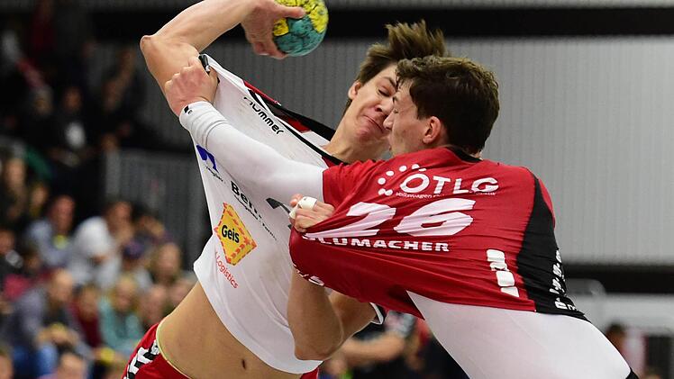 Ein Ziehen und Zerren: Trotz zwischenzeitlich deutlicher Führung musste Konstantin Singwald mit dem HSC Bad Neustadt (links) lange um den Sieg gegen Baunatal (Niklas Plümacher) bangen. Foto: Anand Anders