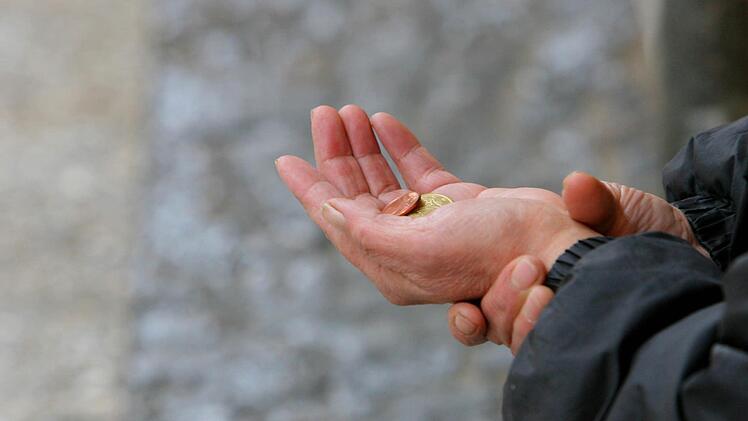 Gegen eine stumm ausgestreckte Hand hat kaum jemand etwas. Anders sieht es aus, wenn man von Bettlern angesprochen oder gar bedrängt wird.  Foto: Arne Dedert, dpa