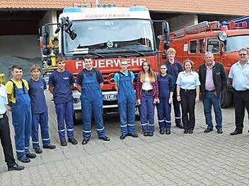 Jugendwart Dominic Schwalme (links) mit den Mitgliedern der Jugendfeuerwehr sowie (von rechts) Kommandant Alexander Preißinger, Vorstand Udo Fuhrmann, Bürgermeister und Schirmherr Christian Mrosek und Kreisjugendwartin Nicole Trapper.  Foto: Thomas Micheel