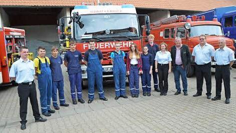 Jugendwart Dominic Schwalme (links) mit den Mitgliedern der Jugendfeuerwehr sowie (von rechts) Kommandant Alexander Preißinger, Vorstand Udo Fuhrmann, Bürgermeister und Schirmherr Christian Mrosek und Kreisjugendwartin Nicole Trapper.  Foto: Thomas Micheel