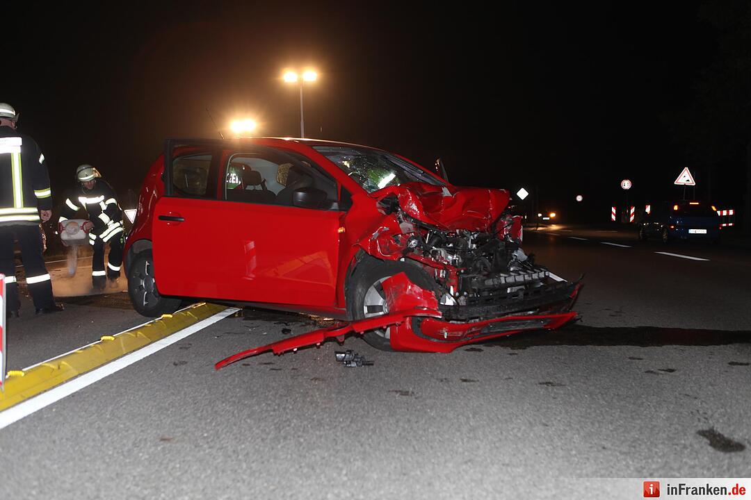 Kleinwagen fährt ungebremst gegen Traktor